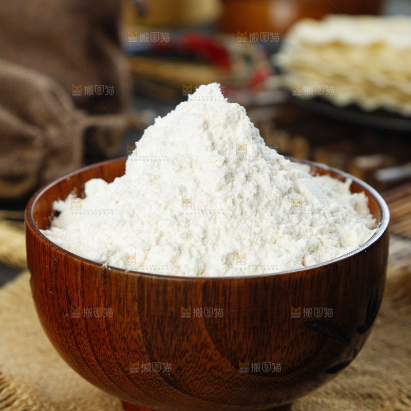 碗里装着面粉