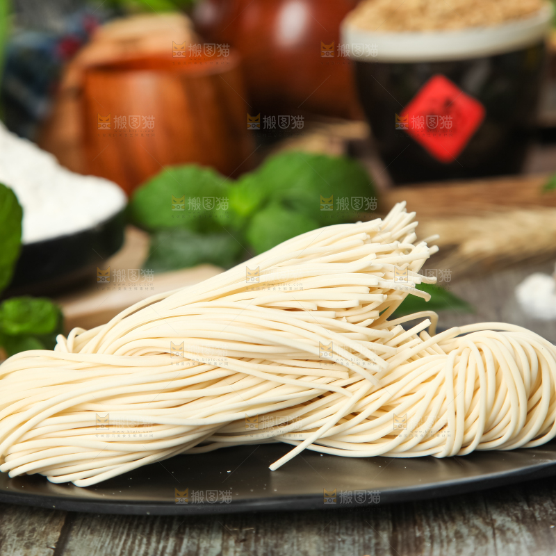 木板上放着一盘细面条