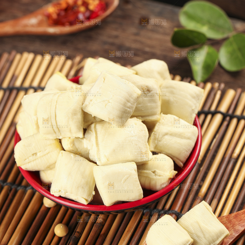 碗里装着手工包浆豆腐