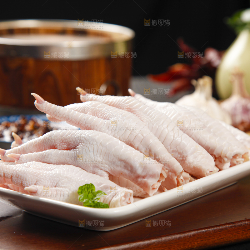 盘子里装着鸡脚