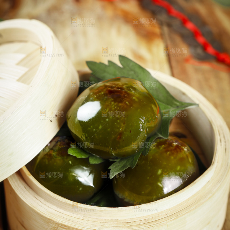 蒸笼里放着艾草青团