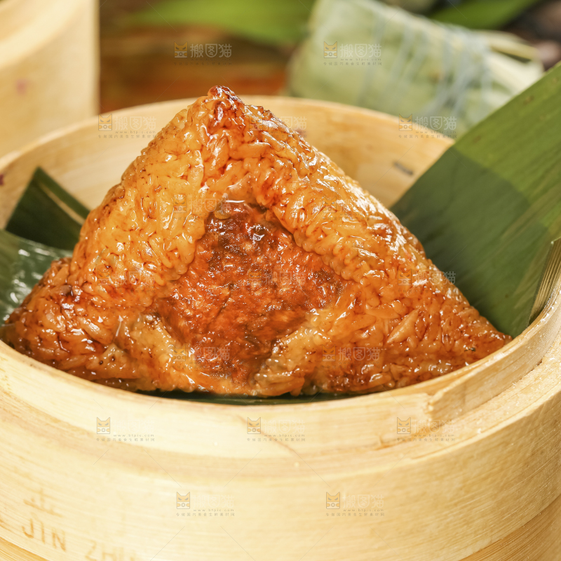 蒸笼里放着肉粽子