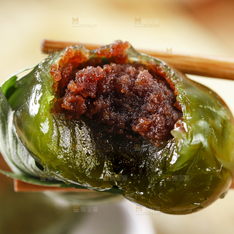 筷子夹着艾草青团