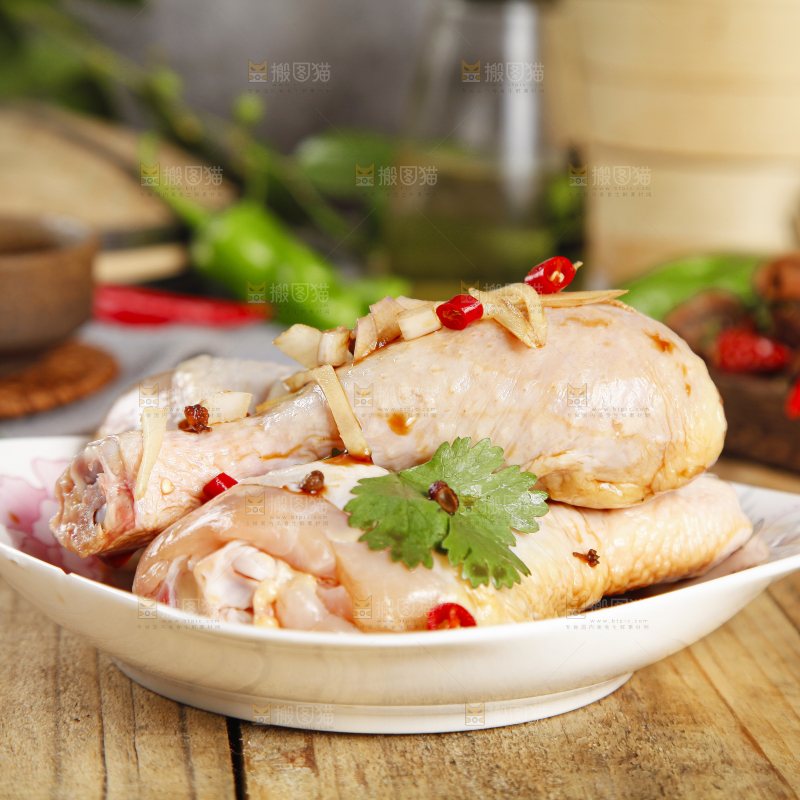 板子上放腌鸡腿