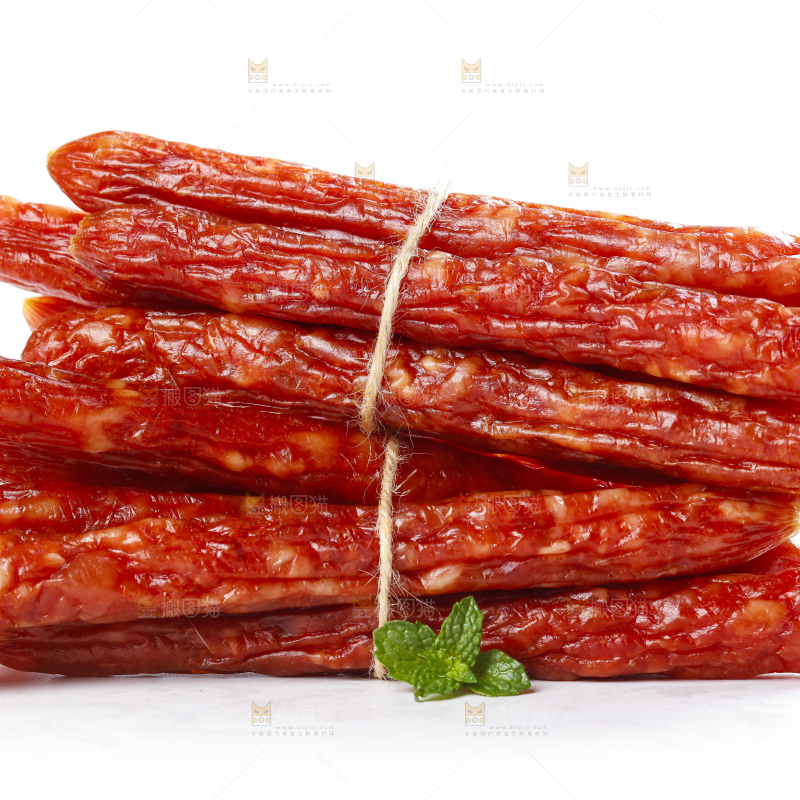 白底上摆放着腊肠