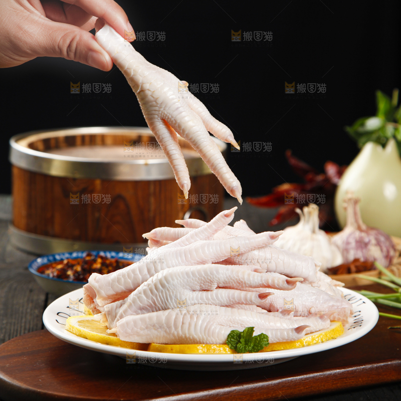 盘子里装着鸡脚