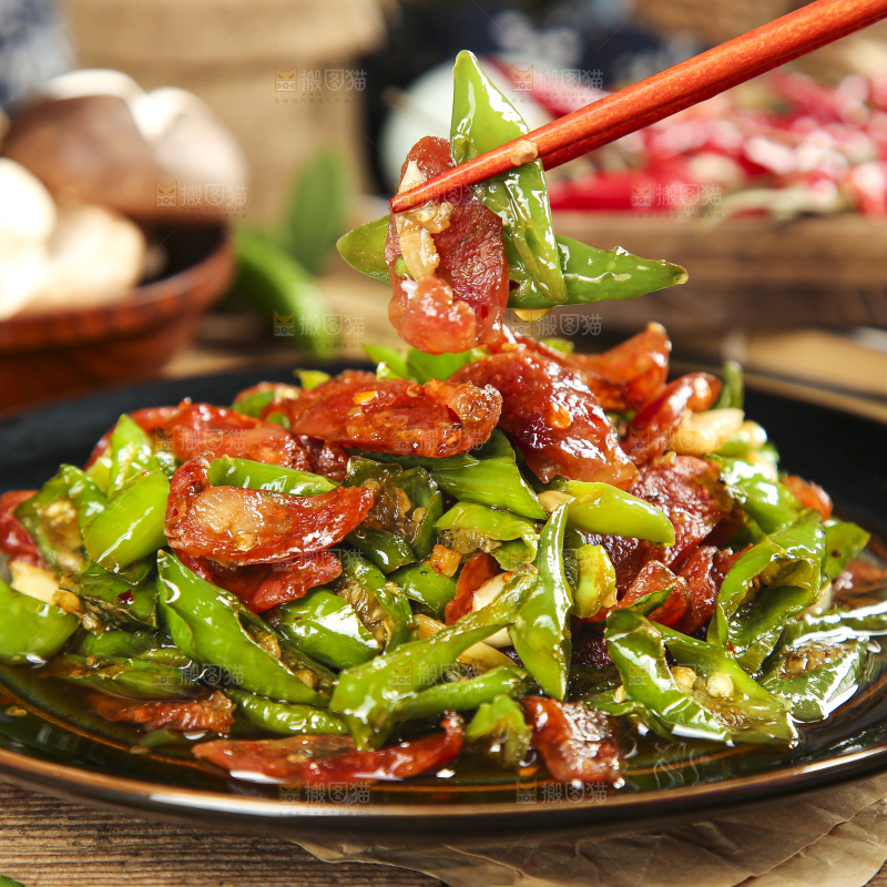 盘子里装着青椒炒腊肠