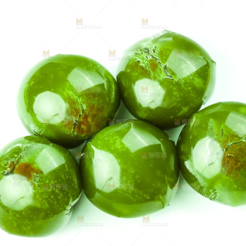 白底上放着青团