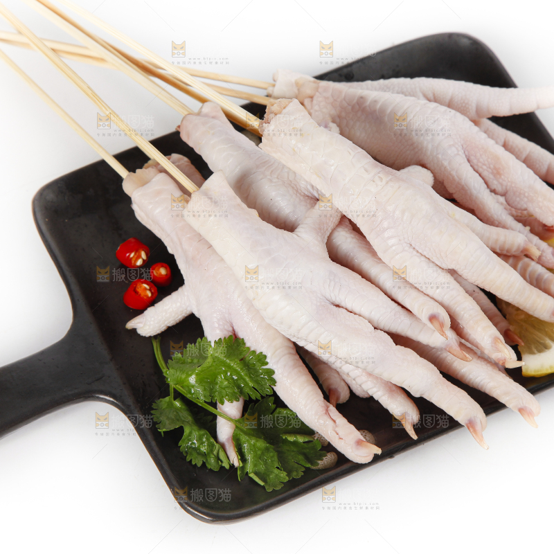 白底上的鸡脚