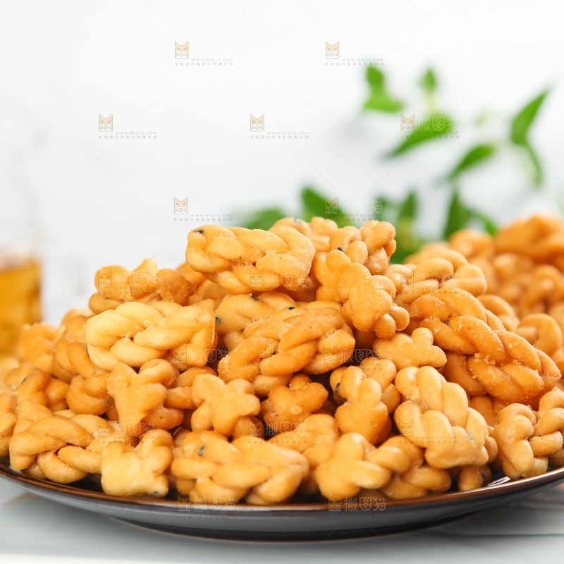 盘子里装着小麻花
