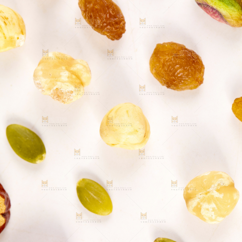 白底上摆放着坚果仁