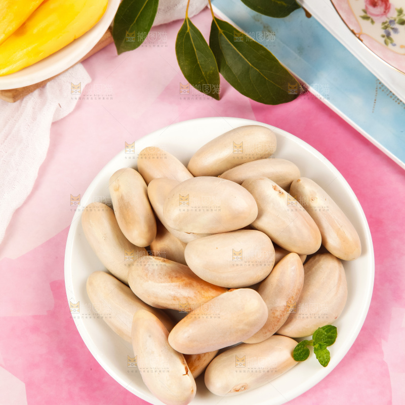 盘子里装着菠萝蜜籽