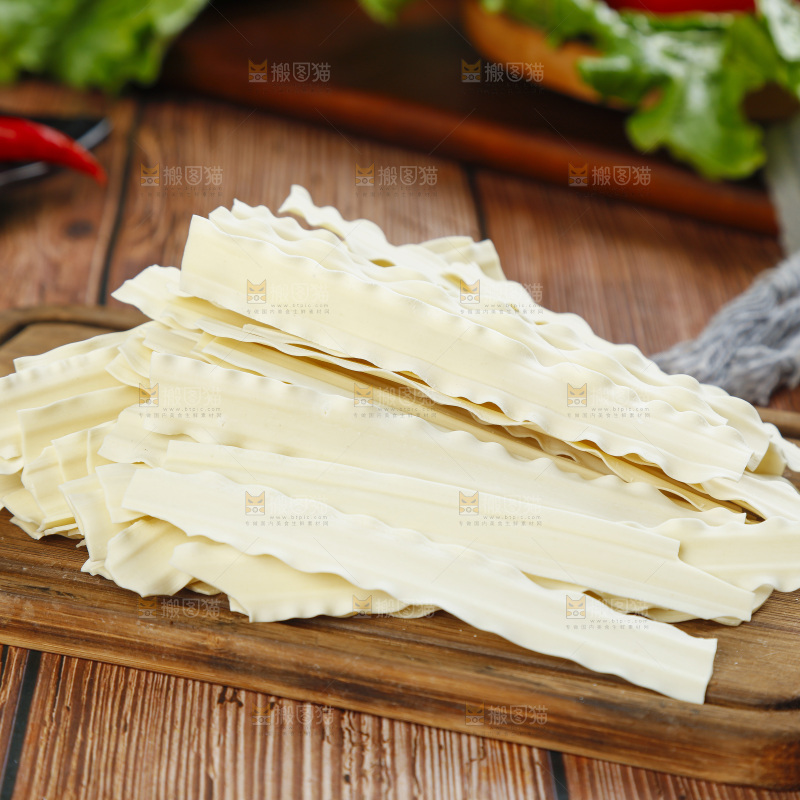 木板上的宽面条