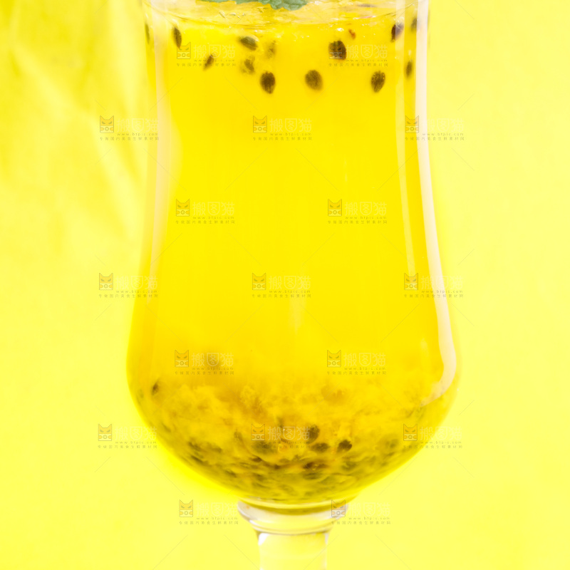浅底上放着一杯百香果汁