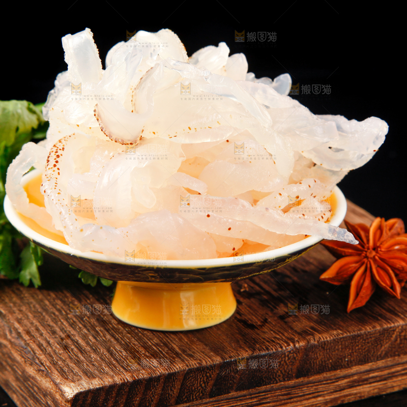 碗里装着白花海蜇丝
