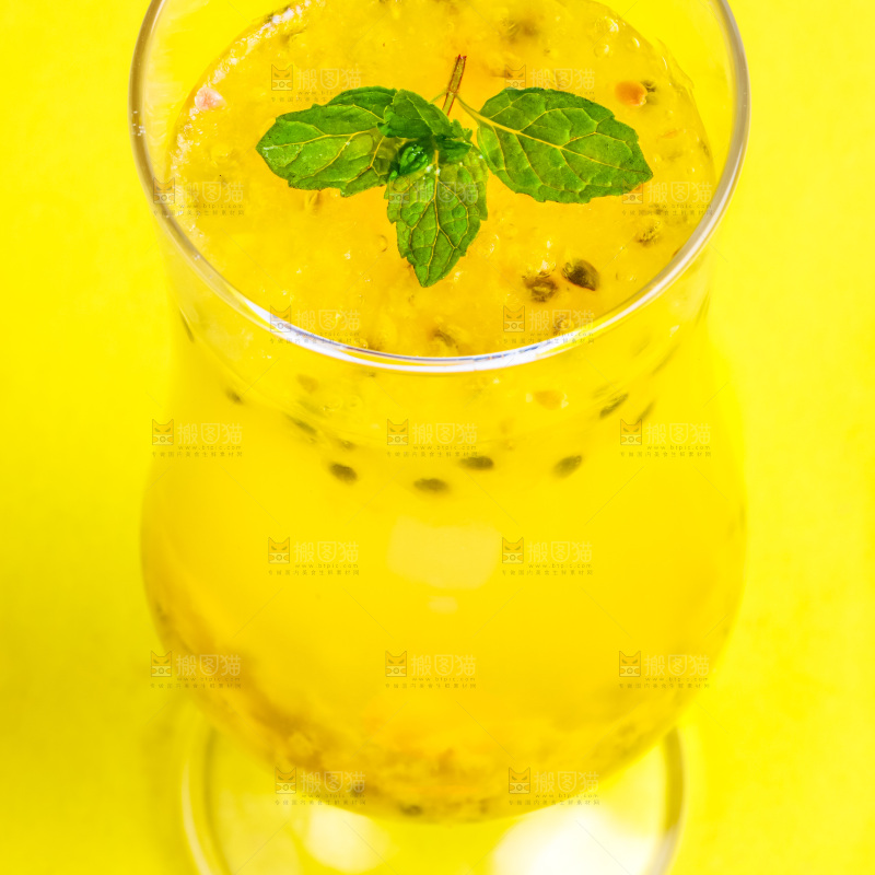 浅底上放着一杯百香果汁