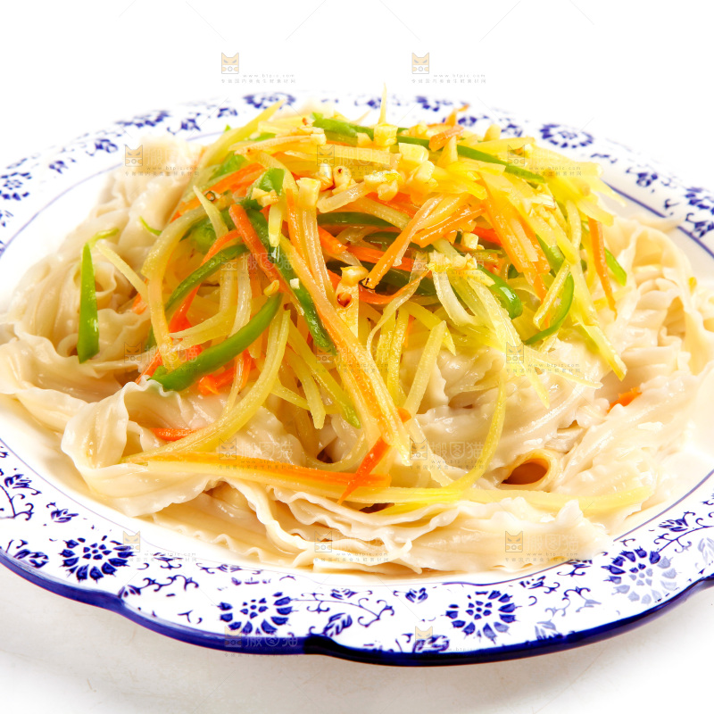 盘子里装着土豆丝炒辣椒