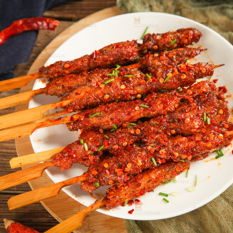 一盘肉串放在木底上