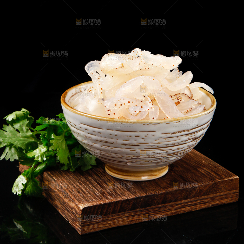 碗里装着白花海蜇丝