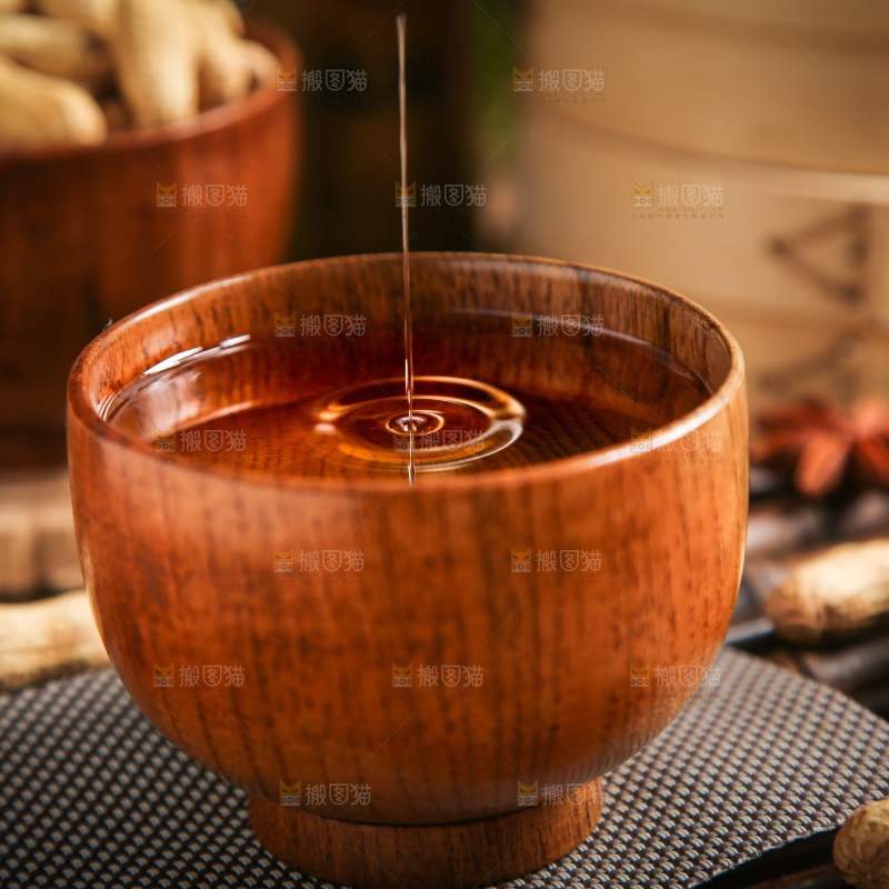 碟子里的料酒