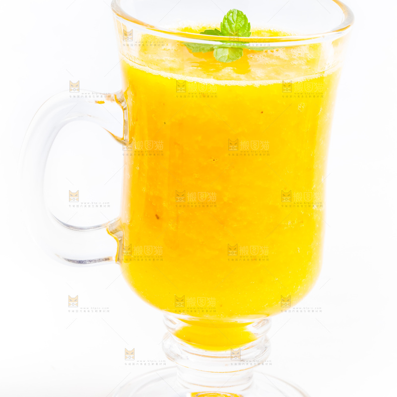 白底上放着一杯芒果汁