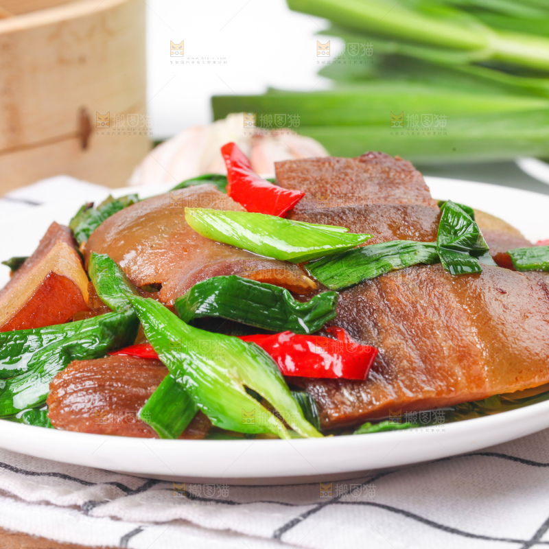 盘子里装着腊肉炒蒜苗