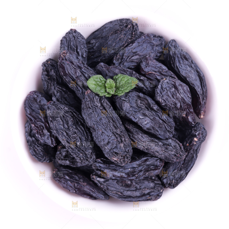 白底上的新疆葡萄干