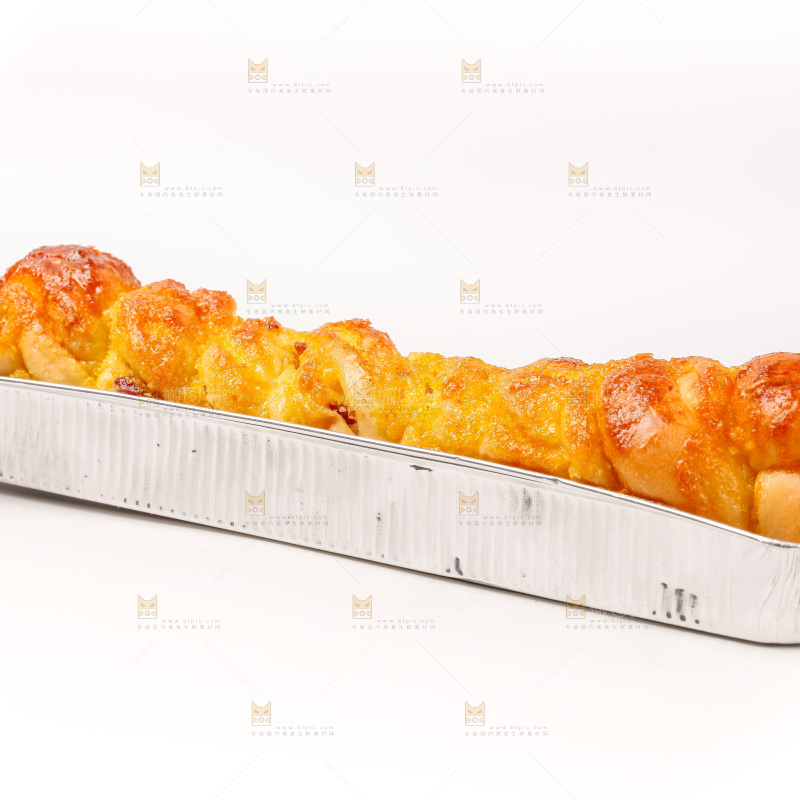 白底上放着一盒面包