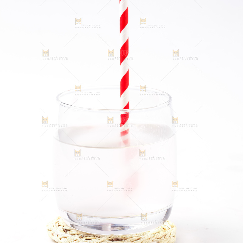 杯子里装着椰子汁