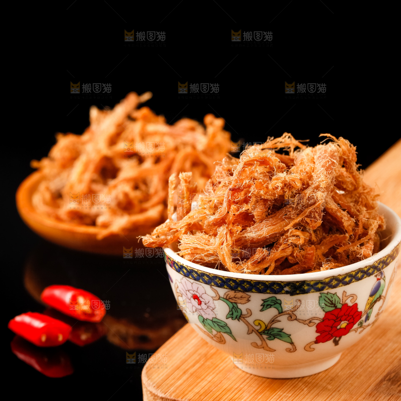 黑底上放着手撕肉干
