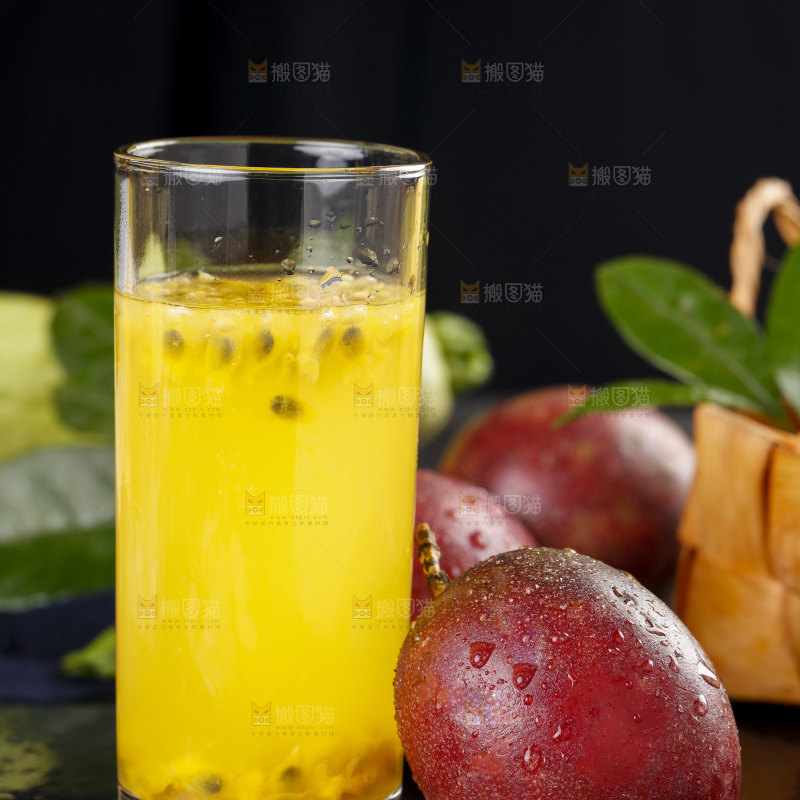 黑底上放着一杯百香果汁