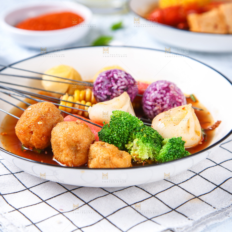 浅底上放着一碗冷锅串串