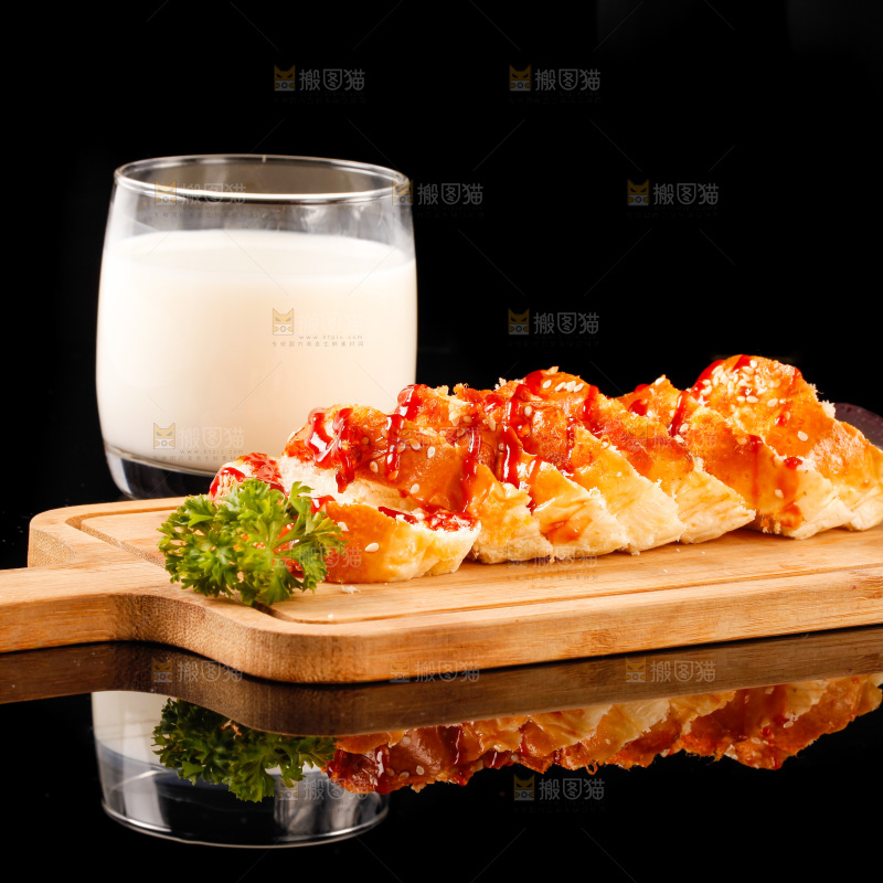 黑底上放着一盘早餐面包