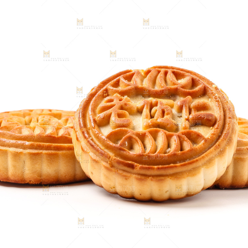 五仁月饼放在白底上