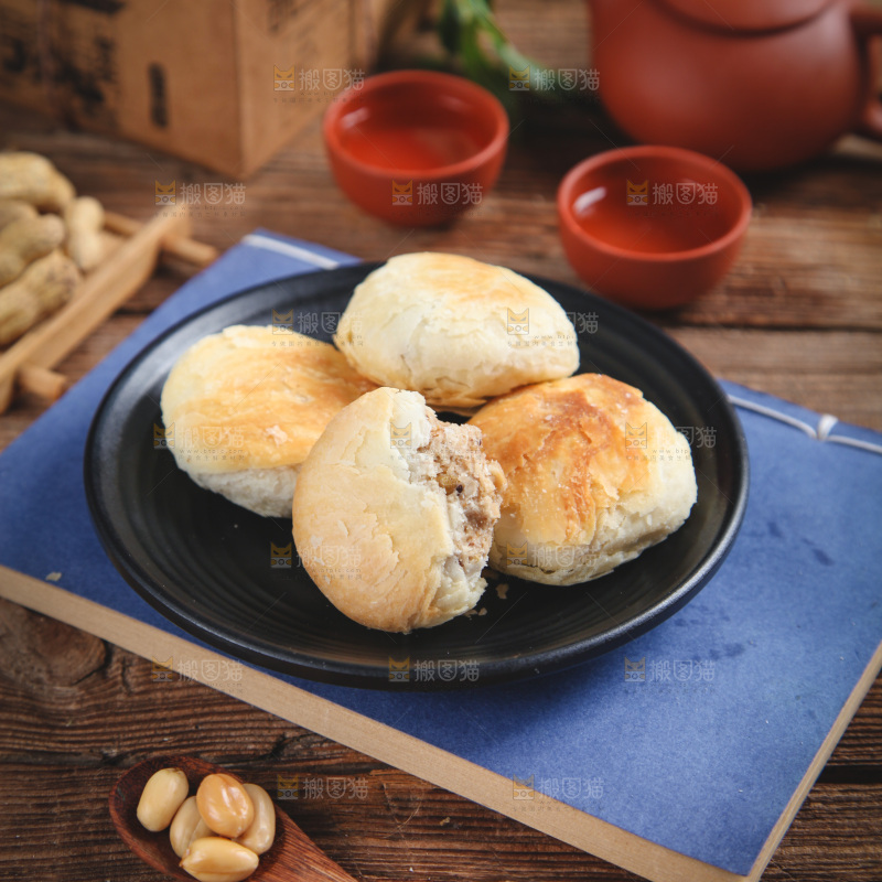 浅底上放着一盘豆沙酥饼
