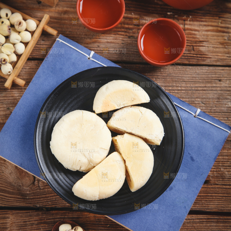 浅底上放着一盘榴莲饼