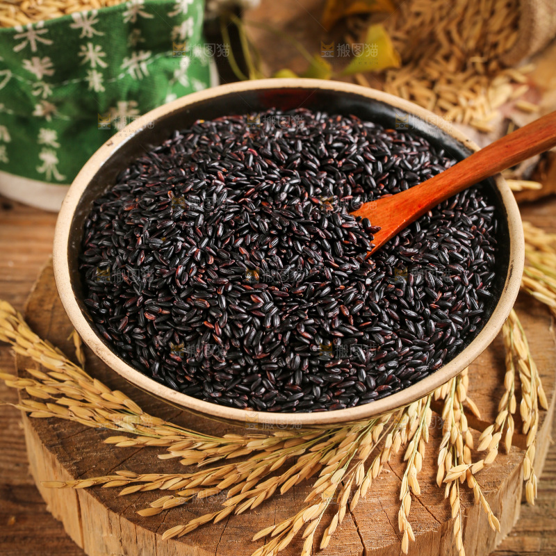 深底上放着黑米