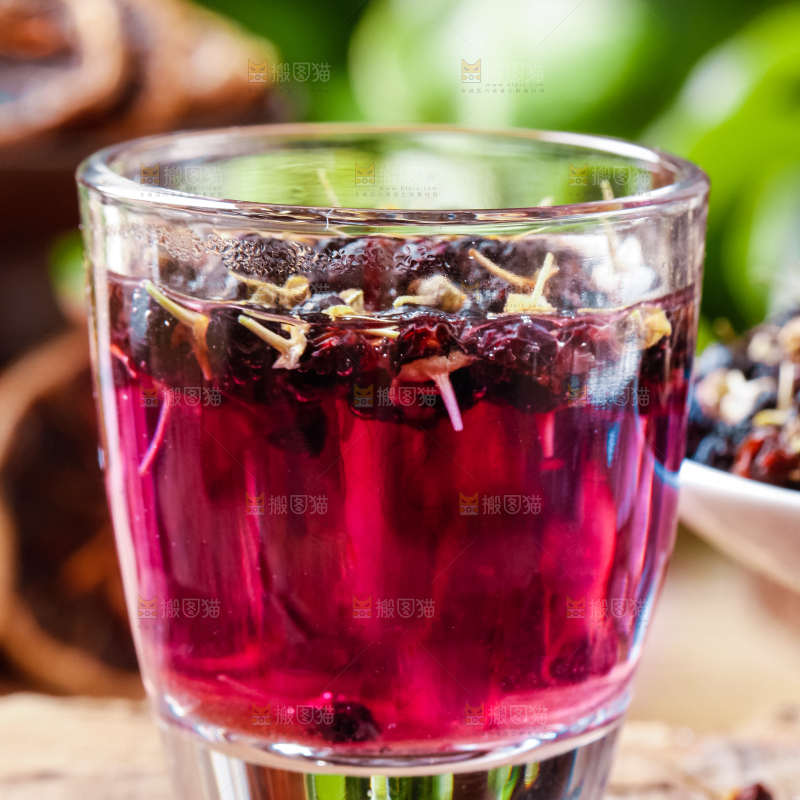 杯子里装着黑枸杞茶