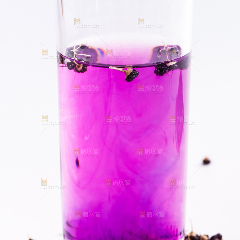 杯子里装着黑枸杞茶