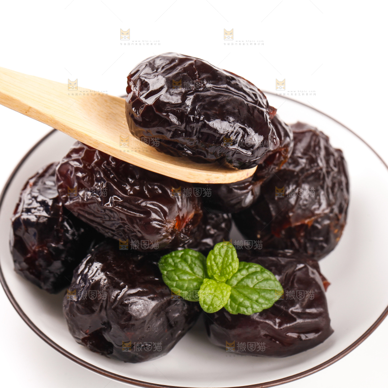 盘子里装着蜜枣