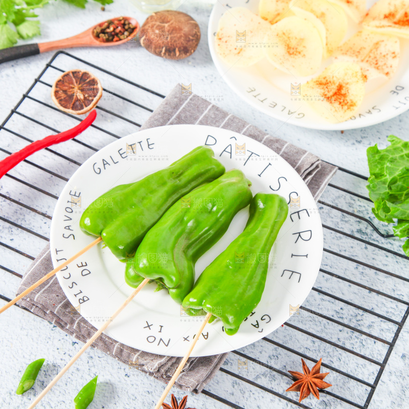 一盘青椒串放在浅底上
