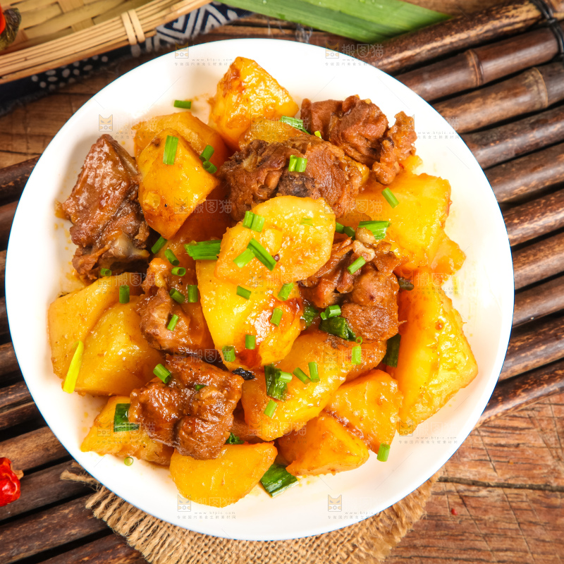 盘子里装着土豆烧肉