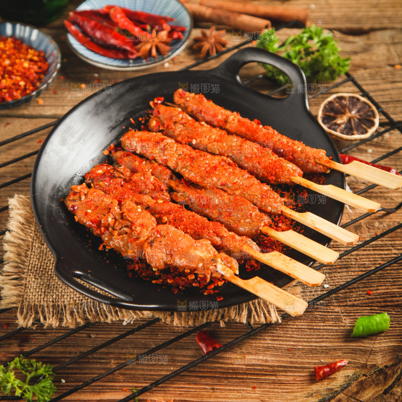 一锅肉串放在木底上