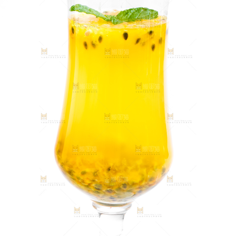 白底上放着一杯百香果汁