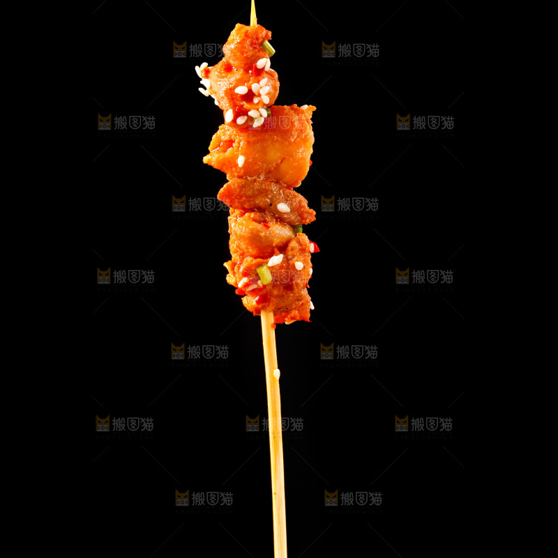 黑底上的肉串