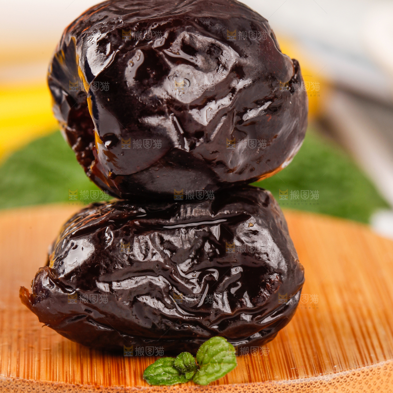 木板上放着随州蜜枣