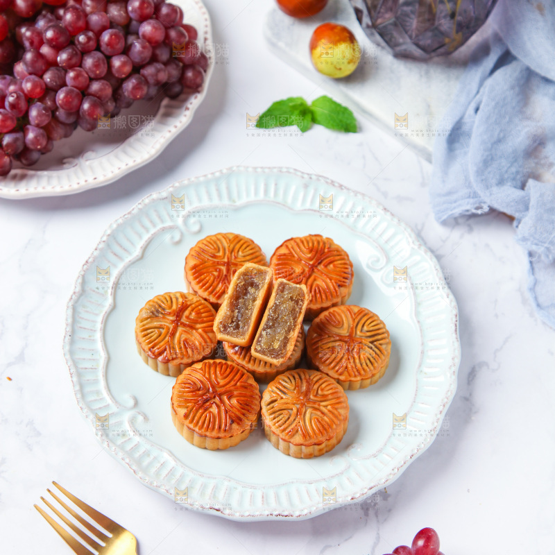 浅底上放着一盘水果月饼