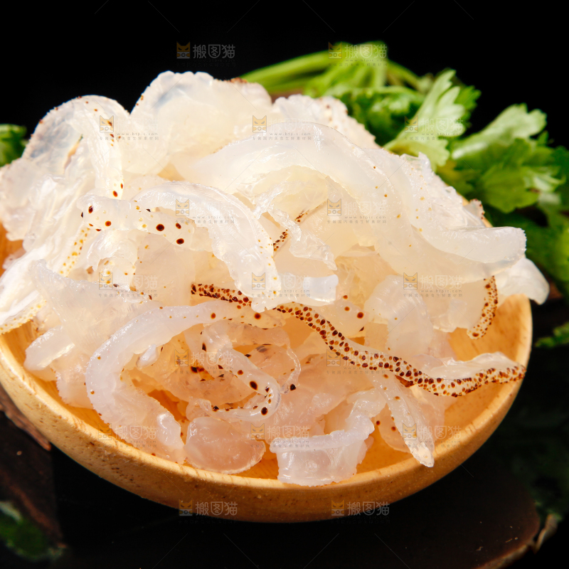 碗里装着白花海蜇丝