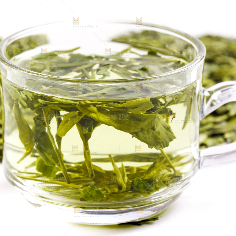 杯子里泡着龙井茶