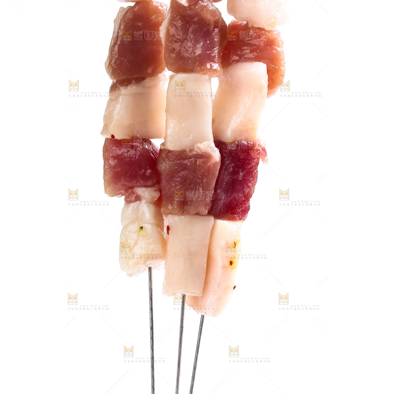 白底上的肉串